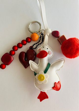 Llavero hecho a mano de pato blanco