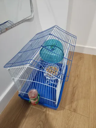 Jaula para hámster azul y blanca