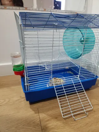 Jaula para hámster azul y blanca
