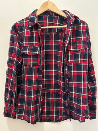 Camisa de cuadros rojos y azul marino de algodón