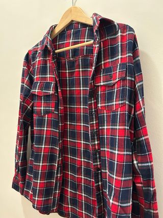 Camisa de cuadros rojos y azul marino de algodón