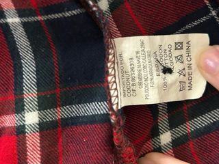 Camisa de cuadros rojos y azul marino de algodón