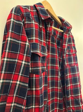 Camisa de cuadros rojos y azul marino de algodón