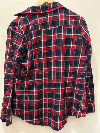 Camisa de cuadros rojos y azul marino de algodón