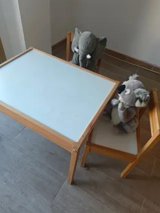 Mesa y 2 sillas infantiles LÄTT