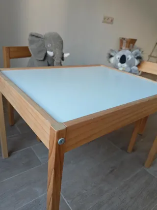 Mesa y 2 sillas infantiles LÄTT