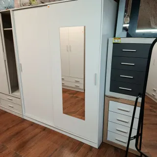 Armadio con ante scorrevoli e specchio