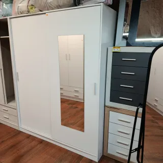 Armadio con ante scorrevoli e specchio