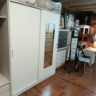 Armadio con ante scorrevoli e specchio