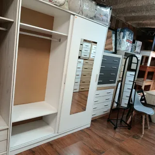 Armadio con ante scorrevoli e specchio