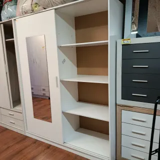 Armadio con ante scorrevoli e specchio
