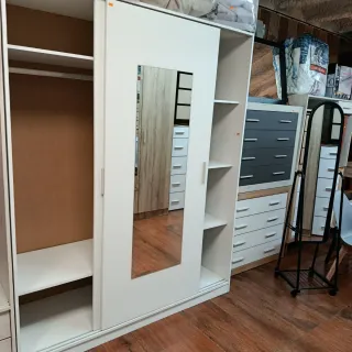 Armadio con ante scorrevoli e specchio