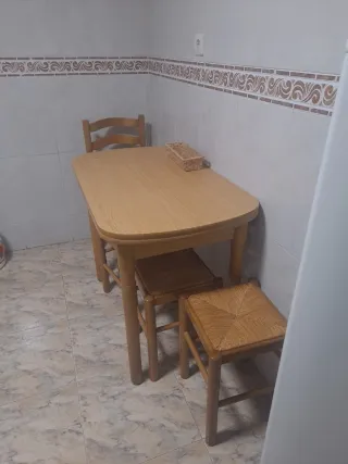 Mesa de cocina con 4 sillas
