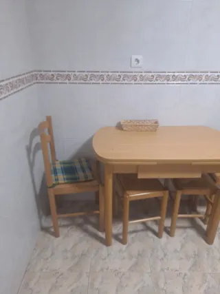 Mesa de cocina con 4 sillas