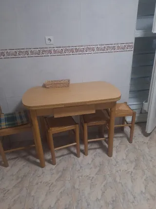 Mesa de cocina con 4 sillas