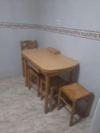Mesa de cocina con 4 sillas