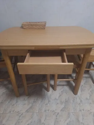 Mesa de cocina con 4 sillas