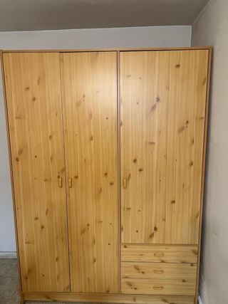 Armadio in legno naturale a 3 porte