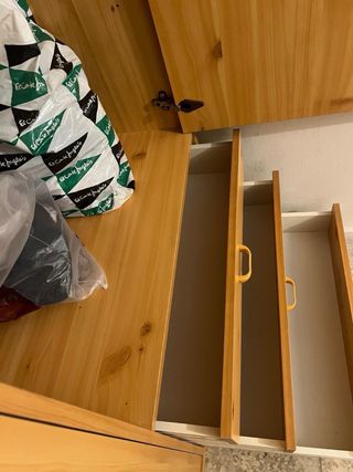 Armadio in legno naturale a 3 porte