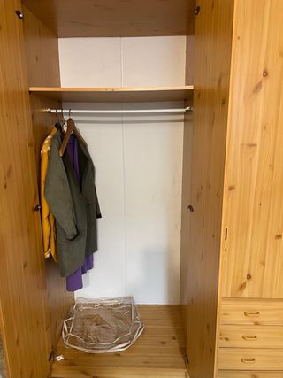 Armadio in legno naturale a 3 porte