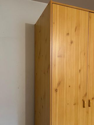 Armadio in legno naturale a 3 porte