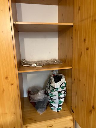 Armadio in legno naturale a 3 porte