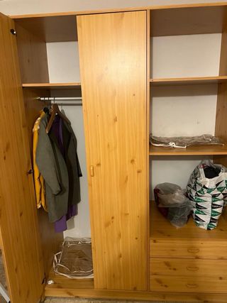 Armadio in legno naturale a 3 porte