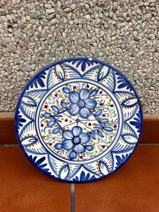 Set di tre piatti decorativi in ceramica lucida (artigianato)