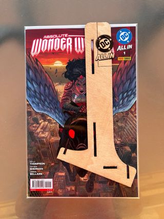 Expositor de Cómics Absolute Wonder Woman (DC)