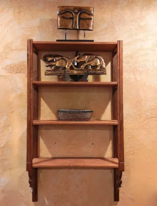 Estantería de pared artesanal de madera maciza