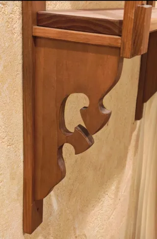 Estantería de pared artesanal de madera maciza