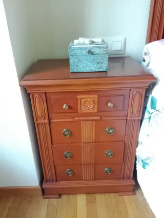 Mueble de madera con detalles en teal