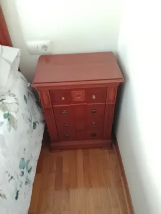 Mueble de madera con detalles en teal