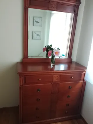 Mueble de madera con detalles en teal