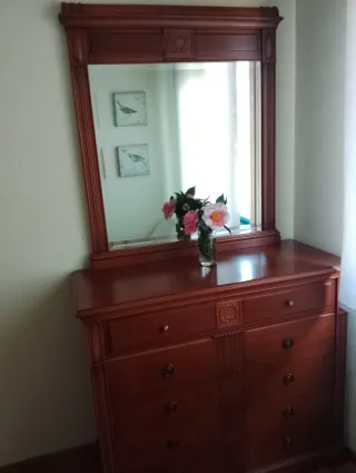 Mueble de madera con detalles en teal