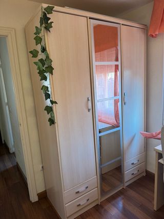 Dormitorio completo con cama y escritorio