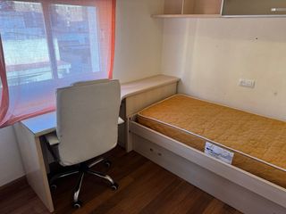 Dormitorio completo con cama y escritorio