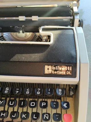 Máquina de escribir Olivetti Lettera DL