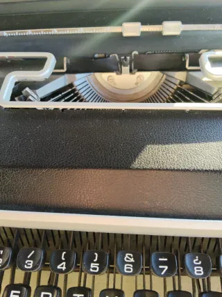 Máquina de escribir Olivetti Lettera DL