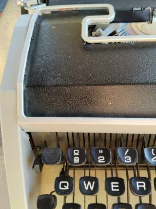 Máquina de escribir Olivetti Lettera DL