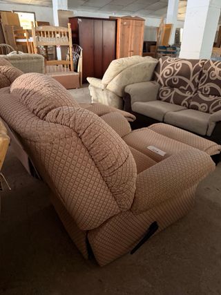 Sillones reclinables de tela beige y rosa