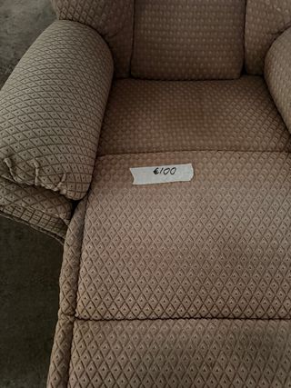 Sillones reclinables de tela beige y rosa