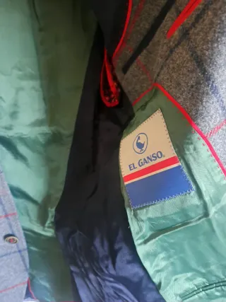 Americana de cuadros gris y rojo