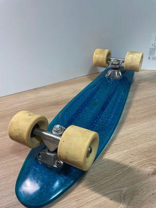 Monopatín transparente azul