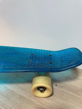 Monopatín transparente azul