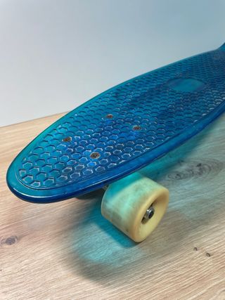 Monopatín transparente azul