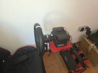 Cockpit Moza R5 con pedales gama alta