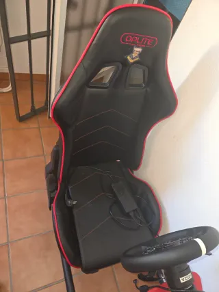 Cockpit Moza R5 con pedales gama alta