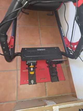 Cockpit Moza R5 con pedales gama alta