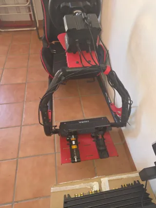 Cockpit Moza R5 con pedales gama alta